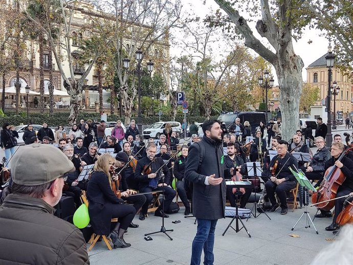 El candidato de IU a la Alcaldía, en el concierto de protesta de la Orquesta Sinfónica de este lunes en la Puerta de Jerez.