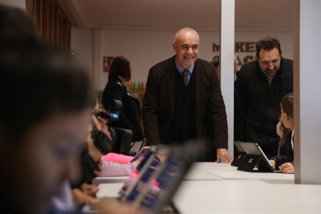 El alcalde de Sevilla, Antonio Muñoz, en el CEIP Príncipe de Asturias, en Torreblanca.