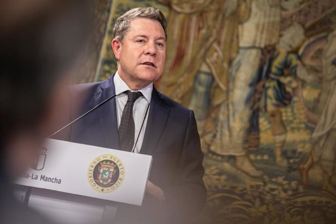 El presidente de Castilla-La Mancha, Emiliano García-Page, tras recibir al gobernador de Puerto Rico, Pedro Pierluisi.