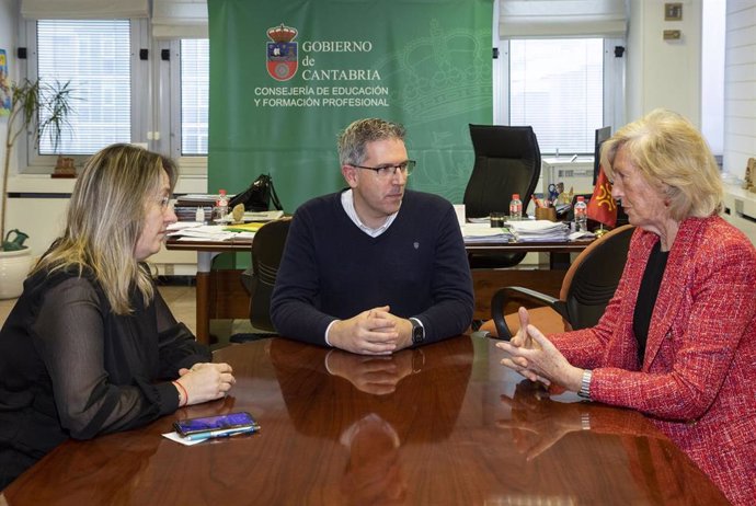 La consejera de Educación y Formación Profesional, Marina Lombó, recibe al docente Raúl Diego, reconocido con el Premio Nacional de Educación (Experiencias Educativas Inspiradoras para el aprendizaje).