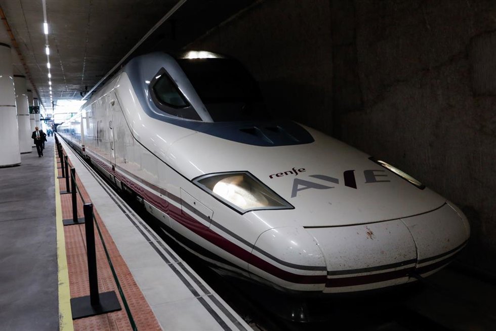 Llegada del AVE a una estación ferroviaria.