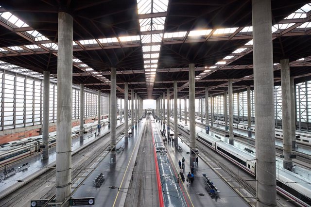 Varias personas en las vías de la estación Puerta de Atocha-Almudena Grandes, a 30 de diciembre de 2022, en Madrid