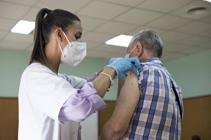 Archivo - Una enfermera vacuna a un hombre contra la gripe y el Covid. A 17 de octubre de 2022, en Sevilla (Andalucía, España), foto de archivo