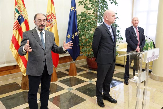 El presidente del Gobierno de Aragón con representantes de la empresa IAC.