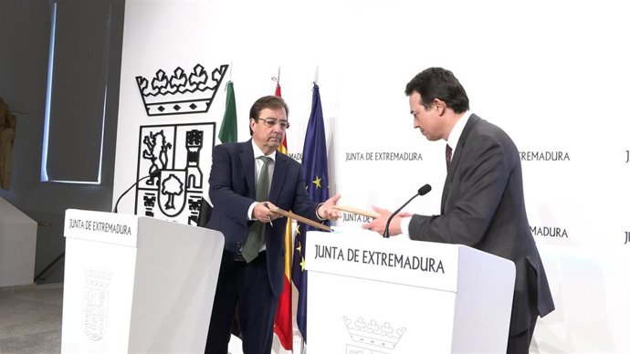 El presidente de la Junta de Extremadura, Guillermo Fernández Vara,  firma junto al consejero delegado de Enagás, Arturo Gonzalo Aizpiri, el Protocolo General de Actuación para favorecer el Desarrollo de Infraestructuras de Hidrógeno en Extremadura