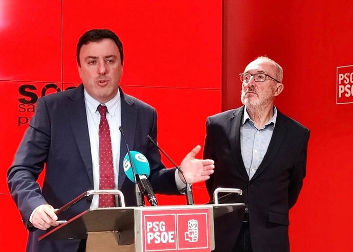 El secretario xeral del PSdeG, Valentín González Formoso, y el portavoz de la plataforma SOS Sanidade Pública, Manuel Martín, en rueda de prensa.