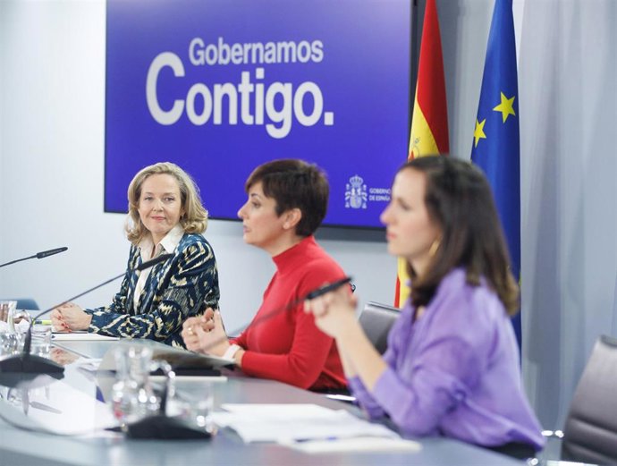(I-D) La vicepresidenta primera y ministra de Asuntos Económicos y Transformación Digital, Nadia Calviño; la portavoz del Gobierno y ministra de Política Territorial, Isabel Rodríguez, y la líder de Podemos y ministra de Derechos Sociales, Ione Belarra,