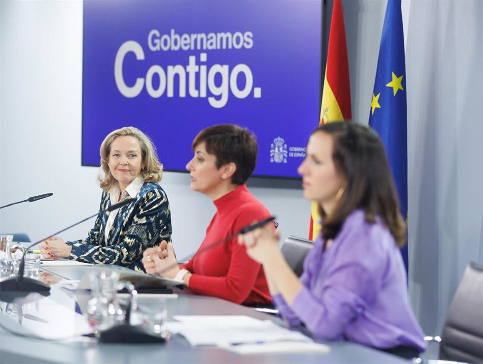 (I-D) La vicepresidenta primera y ministra de Asuntos Económicos y Transformación Digital, Nadia Calviño; la portavoz del Gobierno y ministra de Política Territorial, Isabel Rodríguez, y la líder de Podemos y ministra de Derechos Sociales, Ione Belarra,