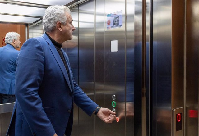 El portavoz del grupo municipal de Ciudadanos (Cs), Miguel Ángel Aumesquet, en el interior de un ascensor.