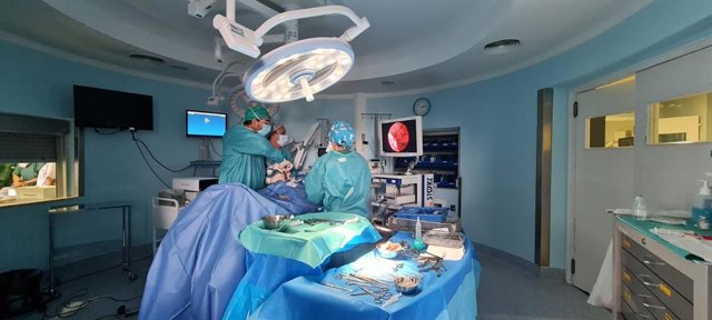 Una cirugía de hernias discales.