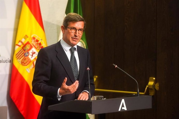 El consejero de Política Industrial y Energía, Jorge Paradela,  interviene en la rueda de prensa posterior al Consejo de Gobierno de la Junta de Andalucía. A 17 de enero de 2023, en Sevilla (Andalucía, España).Como cada martes, el Consejo de Gobierno de