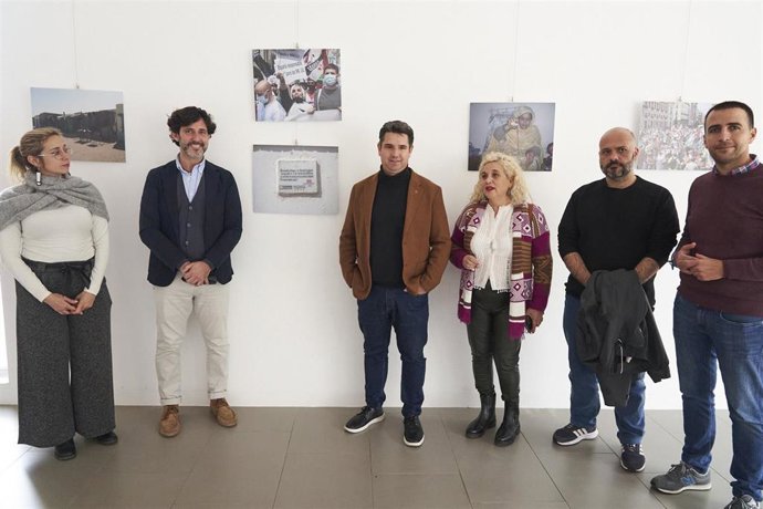 El diputado de Cooperación Internacional, Francisco José Martín, junto al director de la Fundación Memoria y Cultura, Pedro García, y la diputada provincial Teresa Sánchez, en la inauguración de la muestra.