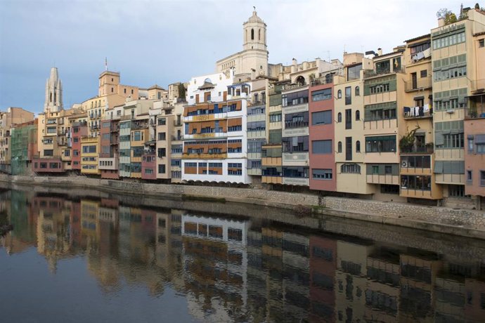 Archivo - Vista del río Onyar con la Catedral  y la Iglesia de Sant Feliu, en Girona.