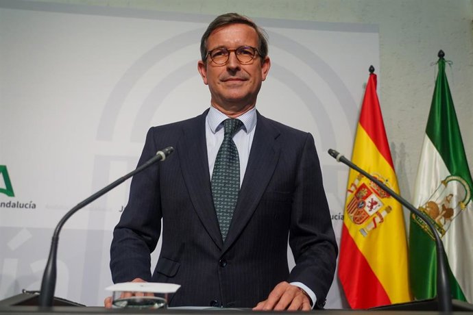 El consejero de Política Industrial y Energía, Jorge Paradela,  interviene en la rueda de prensa posterior al Consejo de Gobierno de la Junta de Andalucía. A 17 de enero de 2023, en Sevilla (Andalucía, España).Como cada martes, el Consejo de Gobierno de