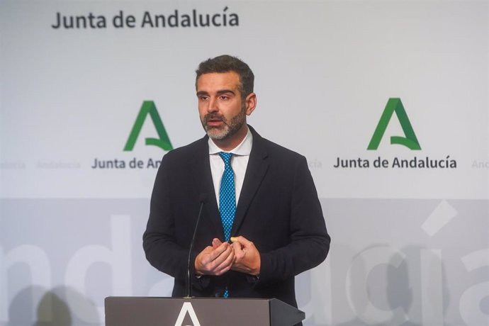 El consejero de Sostenibilidad, Medio Ambiente y Economía Azul y portavoz del Gobierno, Ramón Fernández-Pacheco, interviene en la rueda de prensa posterior al Consejo de Gobierno de la Junta de Andalucía. 