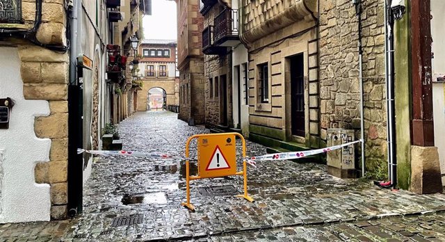 Calle cerrada en el casco histórico de Hondarribia por desperfectos causados por el viento