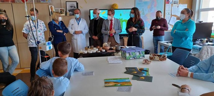 La vicepresidenta y consellera de Igualdad y Políticas Inclusivas, Aitana Mas, y el conseller de Sanidad Universal y Salud Pública, Miguel Mínguez, en la Unidad Pedagógica Hospitalaria del Hospital General de Alicante.