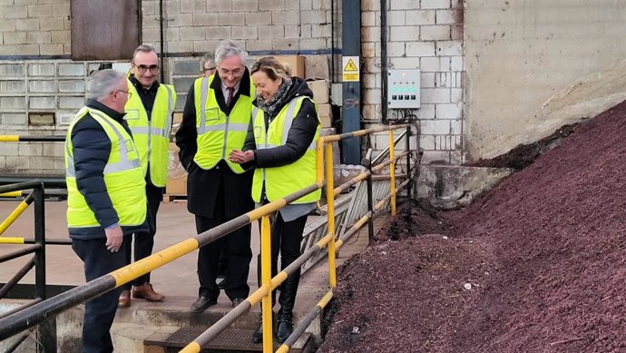 Los consejeros del Gobierno de Aragón de Economía, Marta Gastón, y Agricultura, Joaquín Olona, visitan la planta de Destilerías San Valero, en Cariñena (Zaragoza).