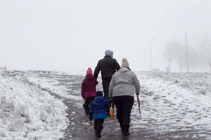 Una familia llega a la parroquia de O Cebreiro para disfrutar de la nieve, a 15 de enero de 2023, en Pedrafita do Cebreiro, Lugo, Galicia, (España). La llegada de una masa de aire polar ha traído un descenso térmico acompañado de lluvia y nieve a partir