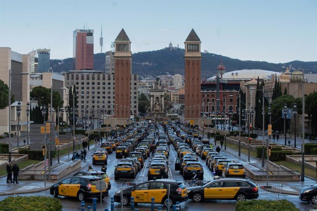 Centenars de taxis durant la mobilització convocada per Élite Taxi i Stac