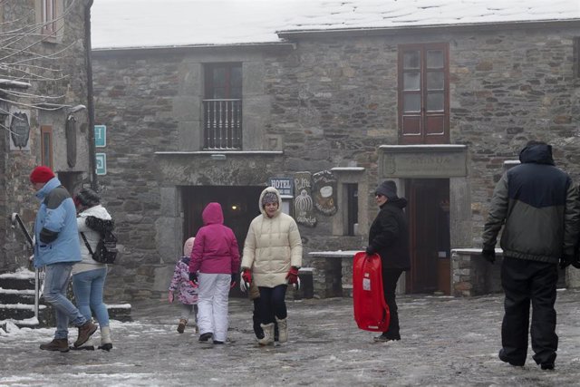 Varias personas llegan a la parroquia de O Cebreiro para disfrutar de la nieve, a 15 de enero de 2023, en Pedrafita do Cebreiro, Lugo, Galicia, (España). La llegada de una masa de aire polar ha traído un descenso térmico acompañado de lluvia y nieve a par