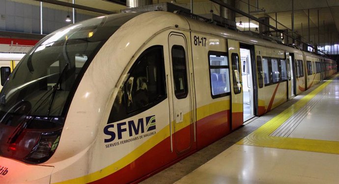Archivo - Un tren de SFM en la Estación Intermodal de Palma. Archivo. 