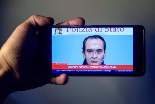 Una persona muestra en un teléfono el retrato robot de Matteo Messina
