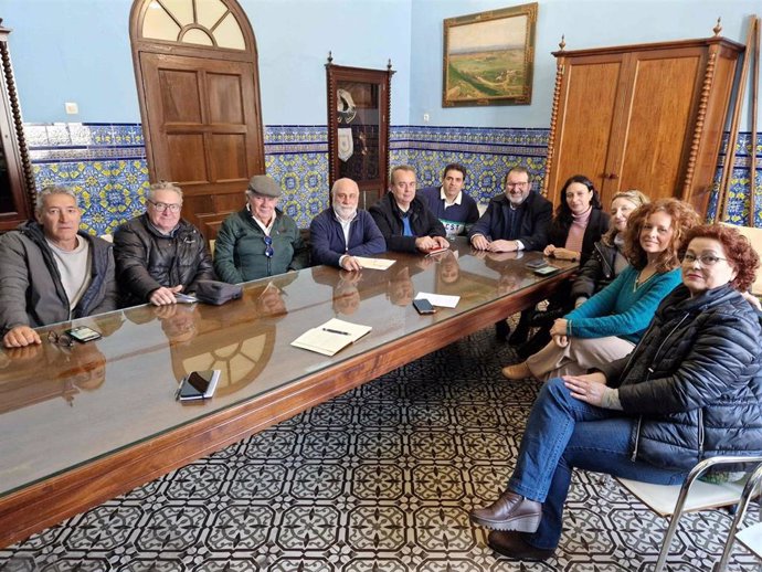 El alcalde de Carmona, Juan Ávila, se ha reunido con las directivas de varias urbanizaciones del municipio.