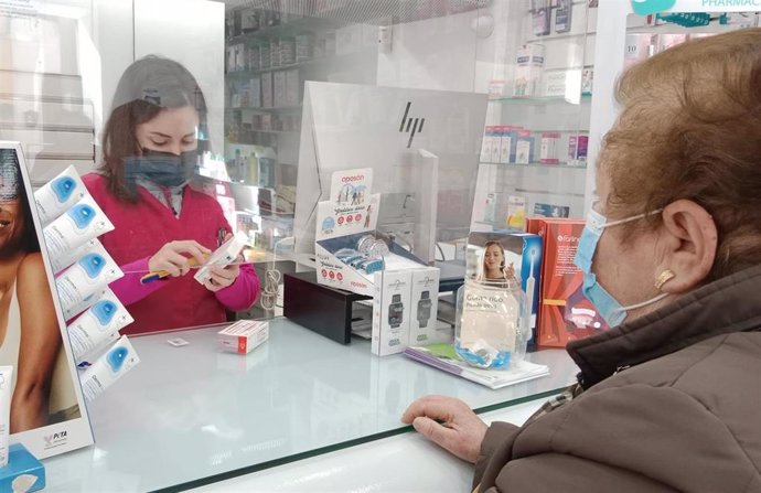 Una farmacéutica atiende a una clienta