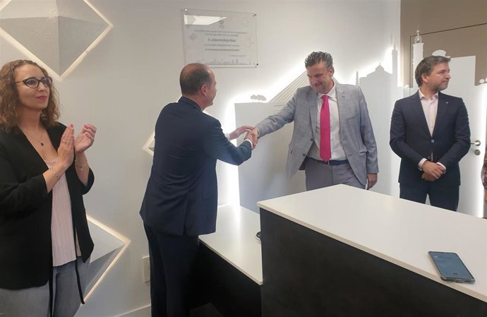 Archivo - El alcalde de Guadalajara, Alberto Rojo, en la apertura de la nueva oficina municipal de turismo de Guadalajara