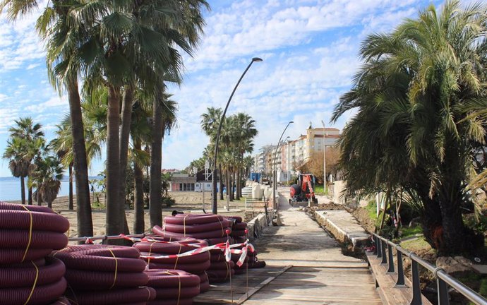Las obras de remodelación de la última fase del paseo marítimo de Estepona en tramo urbano, cerca del ecuador.