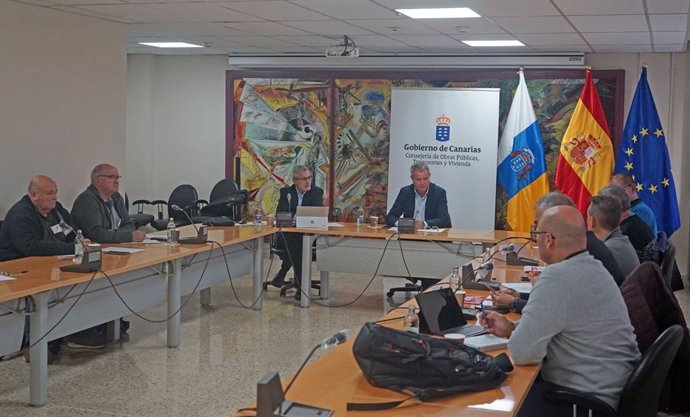 El consejero de Transportes del Gobierno de Canarias, Sebastián Franquis, en la reunión con los representantes sindicales del sector del transporte