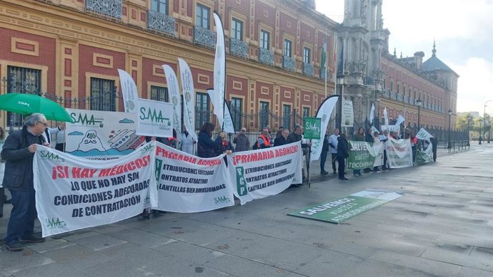 Archivo - Desde el SMA han afirmado que llevan "años de lucha compartida por los facultativos de Andalucía y que la última de las concentraciones en defensa de los médicos andaluces fue el pasado 12 de enero.
