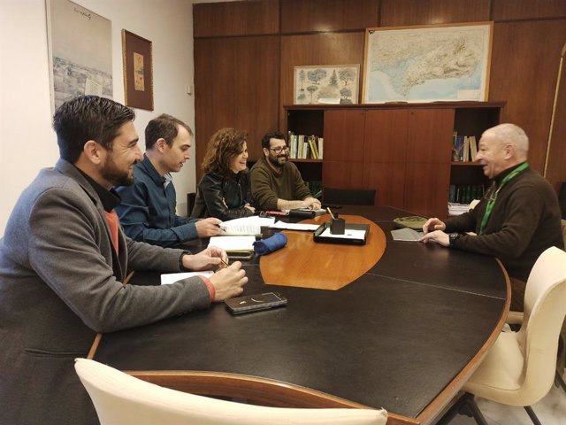Imagen del encuentro del coordinador de IU Andalucía, Toni Valero, y de la portavoz adjunta de Por Andalucía, Esperanza Gómez, con el Foro Aeroespacial de Andalucía.