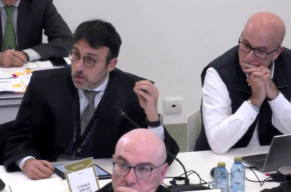 El abogado de Andrés Cortabitarte y el exdirector de seguridad de Adif, en el juicio por el accidente del Alvia