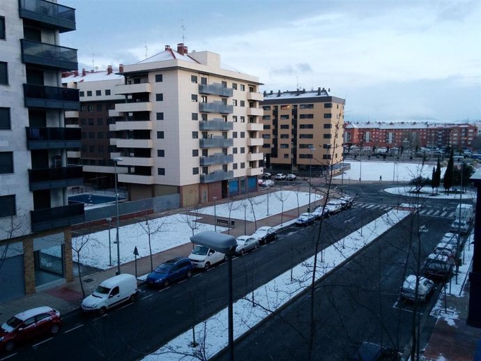 Archivo - Nieve en una calle de Logroño tras el último temporal