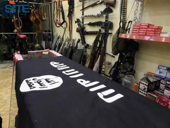 Archivo - Bandera de Estado Islámico en una tienda dedicada a este grupo terrorista en Mosul, Irak.