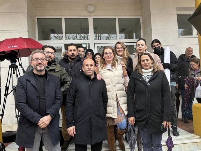 Cargos de IU en la concentración por la sanidad en la Sierra de Cádiz.