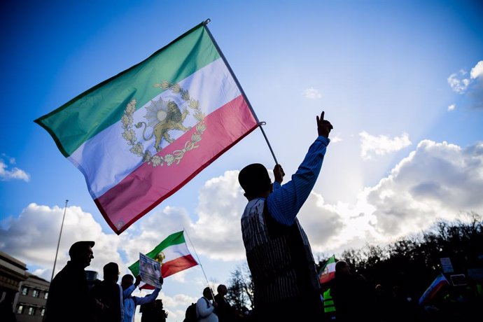 Archivo - 05 November 2022, Berlin: People take part in a solidarity protest with the protesters in Iran at the Brandenburg Gate. Photo: Christoph Soeder/dpa