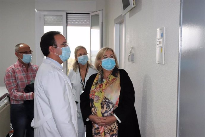 Archivo - Un momento de una visita de la delegada de Salud, Manuela Caro, al Hospital Juan Ramón Jiménez de Huelva.