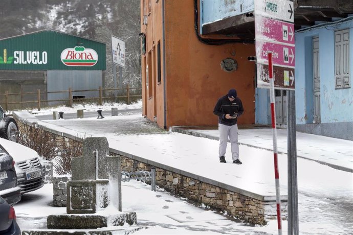 Una persona camina por una acera nevada, a 17 de enero de 2023, en Pedrafita do Cebreiro, Lugo, Galicia (España). La Dirección General de Emergencias e Interior de la Vicepresidencia Segunda de la Xunta ha activado la alerta naranja por acumulaciones de