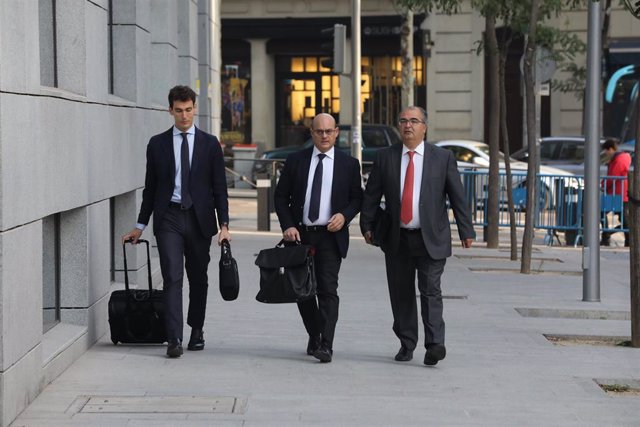 Archivo - El expresidente del Banco Popular, Ángel Ron (1d), a su llegada al Juzgado Central de Instrucción número 4 de la Audiencia Nacional, donde ha sido citado por el juez, José Luis Calama, por las presuntas irregularidades que llevaron a la quiebr