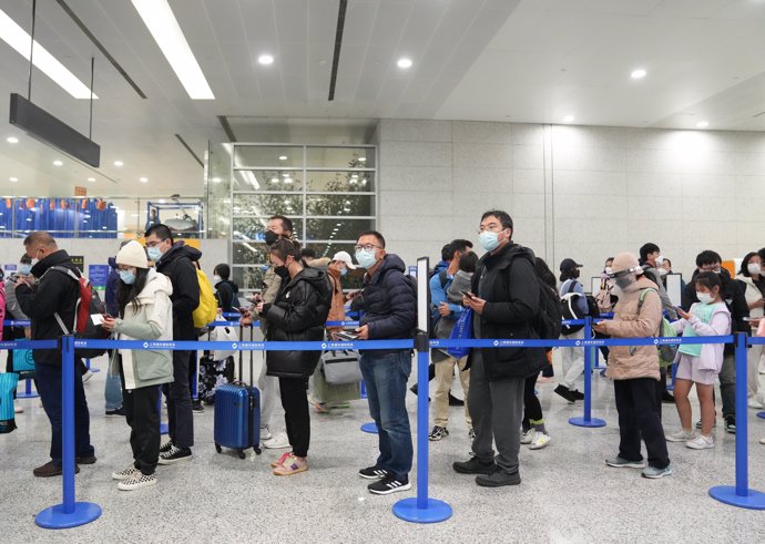 Cola de pasajeros en el aeropuerto internacional de Shanghai Pudong, en el este de China. 
