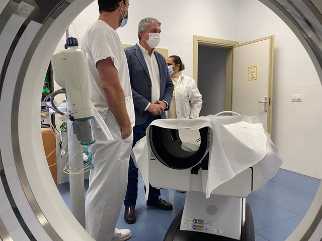 El delegado de Salud visita el TAC del Hospital de La Inmaculada.