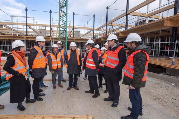 El vicepresidente Aierdi en la visita al edificio de madera de viviendas de alquiler oficial que se está construyendo en Mutilva.