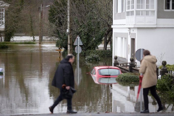 Vista de un coche inundado, a 17 de enero de 2023, en Begonte, Lugo, Galicia (España). 