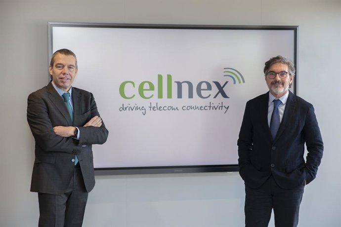El director general de Cellnex España, Albert Cuatrecasas, i el director general de l'AED, Xavier Gangonells