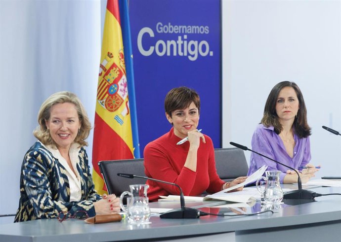 (I-D) La vicepresidenta primera y ministra de Asuntos Económicos, Nadia Calviño; la portavoz del Gobierno y ministra de Política Territorial, Isabel Rodríguez, y la líder de Podemos y ministra de Derechos Sociales, Ione Belarra, a 17 de enero de 2023. 