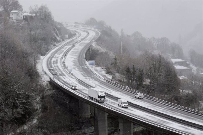 Varios coches circulan por carreteras nevadas, a 17 de enero de 2023, en Pedrafita do Cebreiro, Lugo, Galicia (España). La Dirección General de Emergencias e Interior de la Vicepresidencia Segunda de la Xunta ha activado la alerta naranja por acumulacio