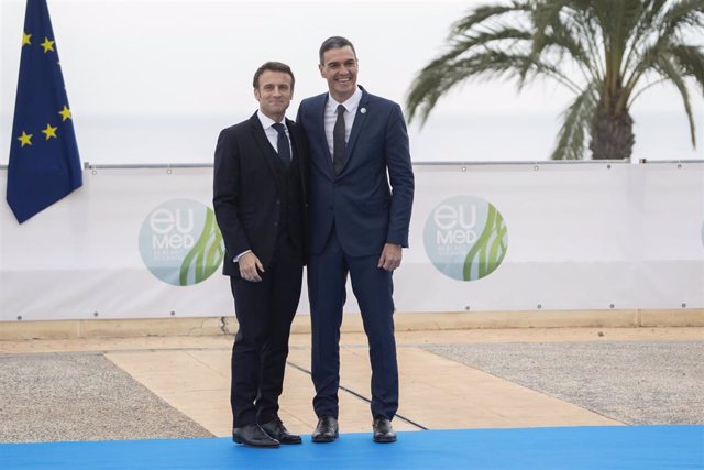 Archivo - El presidente del Gobierno de España, Pedro Sánchez, recibe al presidente de Francia, Emmanuel Macron, en la Cumbre EU-MED9